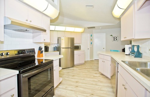 North Port House | The Classic Floridian Oasis; Close to SW Beaches, Huge Lanai & Heated Pool"