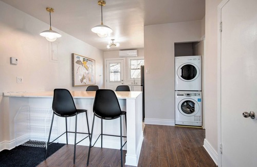 Ahuntsic Apartment | The Classic | Subway | AC | WIFI | Balcony | TV
