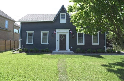 St. Davids House | The Clement House est 1786, backing onto the Ravine Vineyard Estates Winery