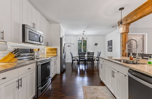 Thompson's Station House | The Clever Mule is a charming 3-bedroom house in Thompson's Station with yard.