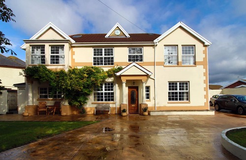 Porthcawl House | THE CLOCK HOUSE, luxury holiday cottage, with hot tub in Nottage