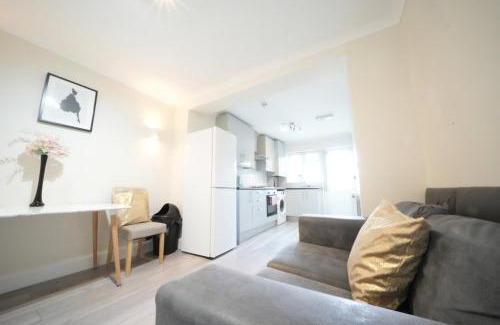 Harlington House | The Close Airport
