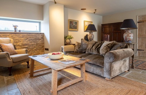 Priors Marston Cottage | The Coach House at Holy Well - sleeps 6 guests in 3 bedrooms
