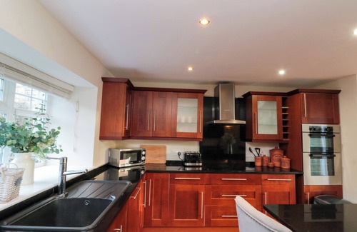 East Ayton Cottage | THE COACH HOUSE, pet friendly, with hot tub in East Ayton