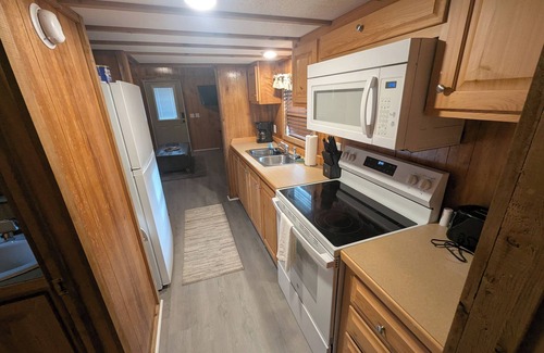 Horseshoe Beach Cabin | The coastal cabin ready for your family, friends, and your furry family members.