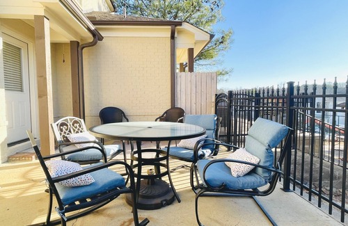 Oxford House | The Collegiate, 2BR Cozy Stay by VelvetDitchVillas