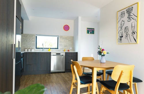 Phillipstown House | The Colour Burst - Moments from the City, Stadium and Eateries