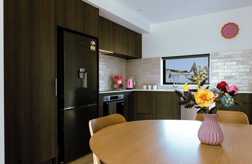 Phillipstown House | The Colour Burst - Moments from the City, Stadium and Eateries