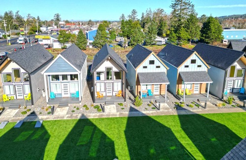 Seaside Villa | The Commons Courtyard - K