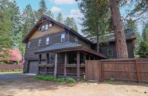 McCall Cabin | The Conifer Lodge in heart of Mccall. Central location for large gatherings!