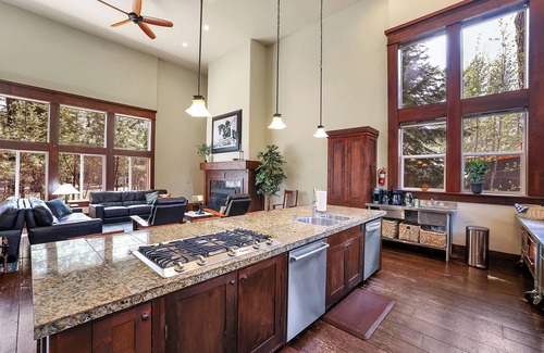 McCall Cabin | The Conifer Lodge - Rustic & Grand! SLEEPS 35, PET FRIENDLY, 4 DIFFERENT WINGS.
