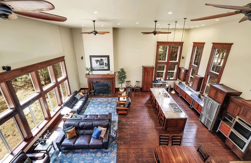 McCall Cabin | The Conifer Lodge - Rustic & Grand! SLEEPS 35, PET FRIENDLY, 4 DIFFERENT WINGS.