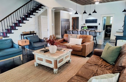 Brazos House | The Conner House-Walk to Magnolia!