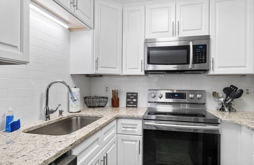 Conyers House | The Conyers Oasis - 10 mins to horse park!