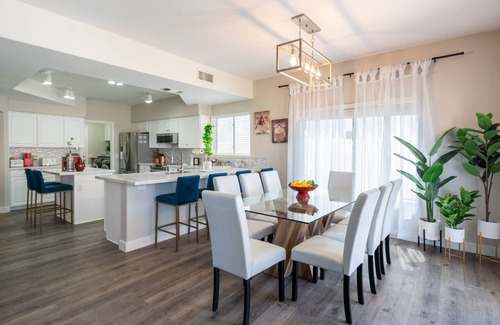 Garden Lakes House | The Copper House (5-Bedroom Home) with Pool - Pets Allowed by RedAwning