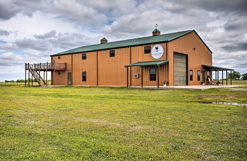 Calera House | 'The Copper Roost': Lake Texoma Escape w/Hot Tub