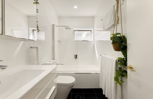 South Brisbane Apartment | The Cordelia Sweeping South Brisbane Style