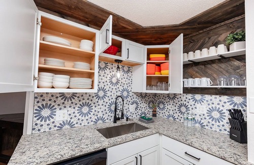Des Moines House | The CORN CRIB: Spa - Game Room - BBQ - Office - DOWNTOWN - Sleeps 14