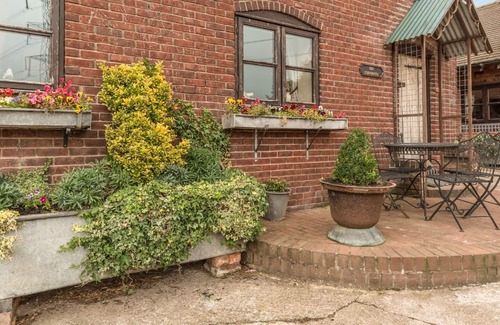Coalbrookdale Cottage | THE CORN HOUSE, family friendly, with open fire in Leighton