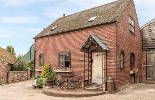 Coalbrookdale Cottage | THE CORN HOUSE, family friendly, with open fire in Leighton