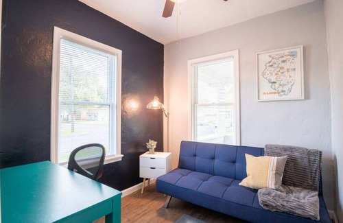 West Peoria House | THE CORNER COTTAGE - Contemporary 1BD in Peoria