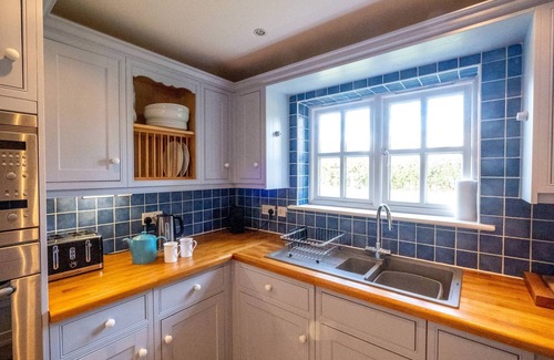 Thorpeness Cottage | The Corner House - sleeps 8 guests in 3 bedrooms
