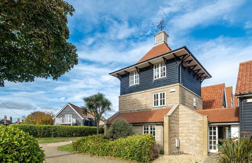 Thorpeness Cottage | The Corner House - sleeps 8 guests in 3 bedrooms