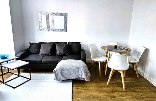 Slough Apartment | The Cosy condo sleeps 6 parking.
