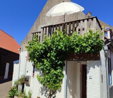 Stavenisse House | The cosy little house with the sundial