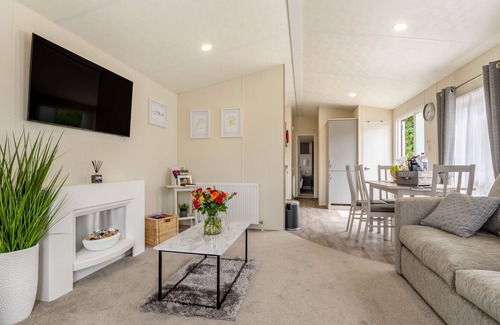 Evesham Cottage | THE COTSWOLD HOLIDAY LODGE, family friendly, with a garden in Evesham