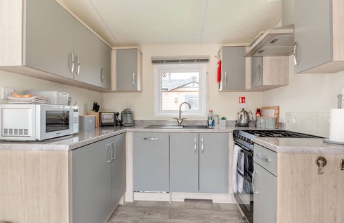 Evesham Cottage | THE COTSWOLD HOLIDAY LODGE, family friendly, with a garden in Evesham
