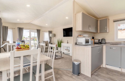 Evesham Cottage | THE COTSWOLD HOLIDAY LODGE, family friendly, with a garden in Evesham
