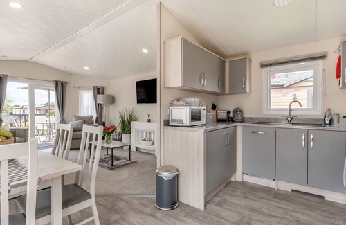 Evesham Cottage | THE COTSWOLD HOLIDAY LODGE, family friendly, with a garden in Evesham