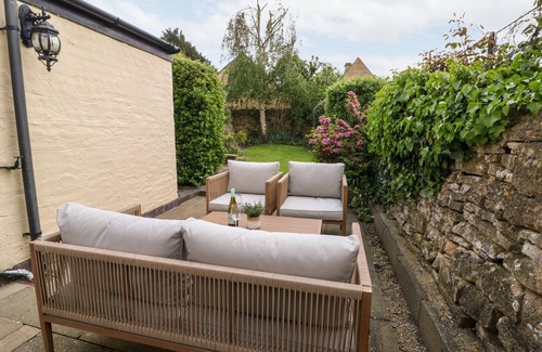 Broadway Cottage | THE COTTAGE AT BROADWAY, pet friendly, with a garden in Broadway