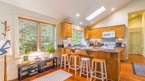 Langley House | The Cottage at Herons Roost by AvantStay