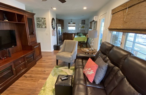 Jenkins House | The Cottage At Hideaway- Lakefront Home