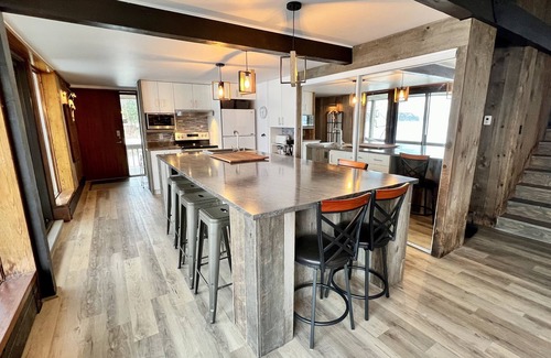 Mont-Tremblant Cottage | The cottage is bordering Lac Ouimet. 5 minutes from Mont-Tremblant Village