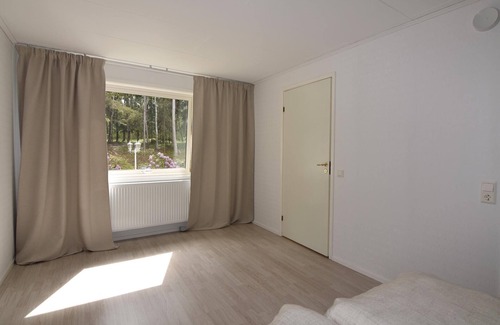 Sjotorp House | The cottage is located simply fantastic, only 100 m from Lake Vänern.