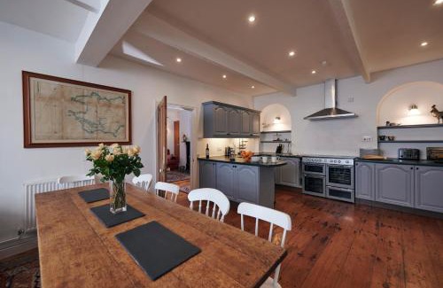 Laugharne House | The Cottage-Large central property with Estuary views and private parking