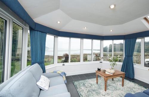 Laugharne House | The Cottage-Large central property with Estuary views and private parking