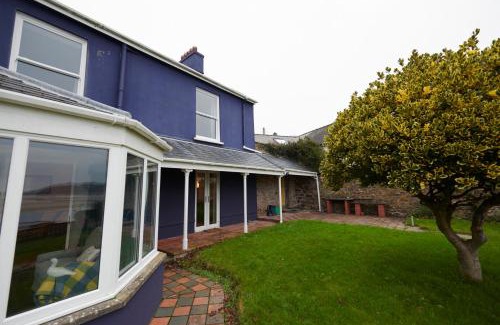 Laugharne House | The Cottage-Large central property with Estuary views and private parking