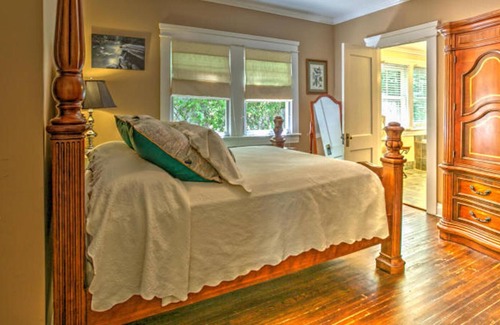 North Chattanooga House | The Cottage of North Chatt - Sleeps 12!