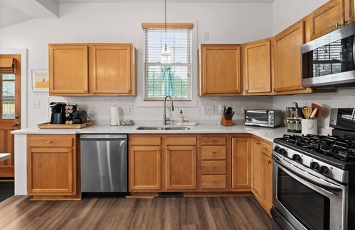Morehead City House | The Cottage on Bridges - Walking distance to the Morehead City waterfront!