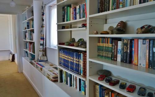 Wiseman's Bridge House | The Cottage - Sea Views, Direct Access to Beach, Pet Friendly