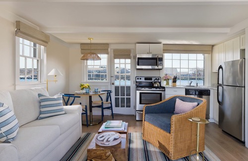 Nantucket Town Hotel | The Cottages at Nantucket Boat Basin