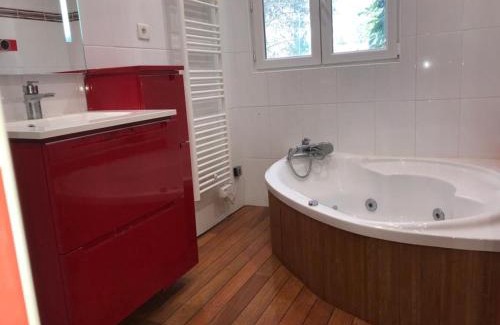 Croix Chapeau House | The countryside in the ocean at La Rochelle with your feet in the barn