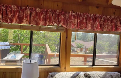 Julian Cabin | The Couple's Cabin in Wynola - 13 Acres of Nature - Hot Tub - Fire Pit - Gated