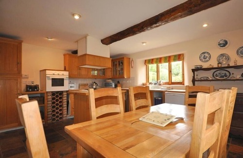 Weymouth Cottage | THE COURTHOUSE, pet friendly, with a garden in Sutton Poyntz