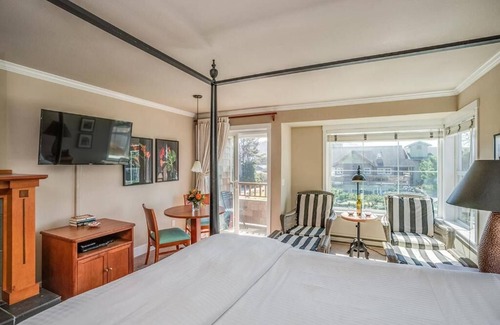 Downtown Cannon Beach Hotel | The Courtyard - Oceanview King Room at Cannon Beach Hotel Collection!