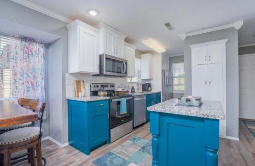 Indian Point Apartment | The Cove 13-4 By SDC, Big Deck, Pool, Hot Tub, By Lake , No Stairs